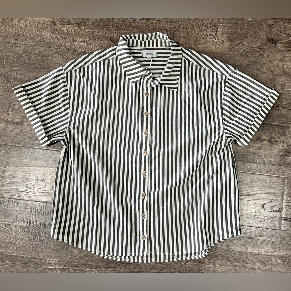 Kensie Jeans - NWT size Small short sleeve button up shirt